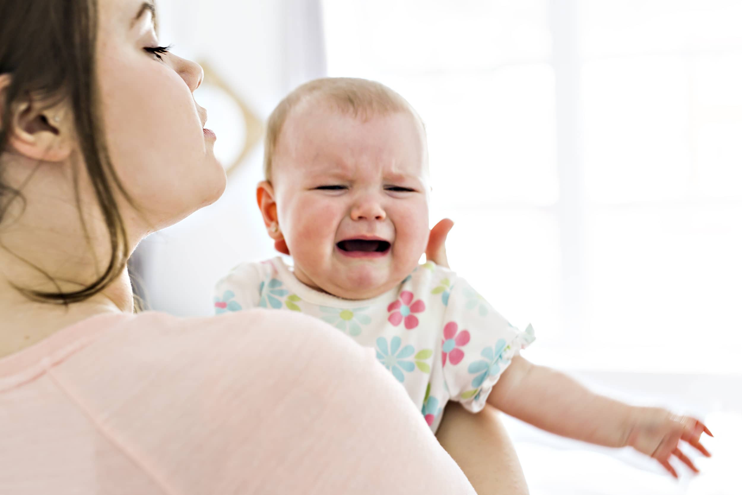 Ребенок плачет какая. Мама и колики. Успокой плачущего малыша. Why Baby. Картинка мама успокаивает плачущего ребенка.