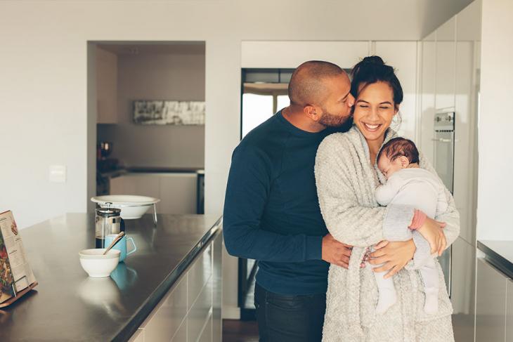 parents avec bébé dans cuisine tendresse et calin