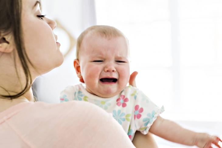 bebe avec maman pleurs