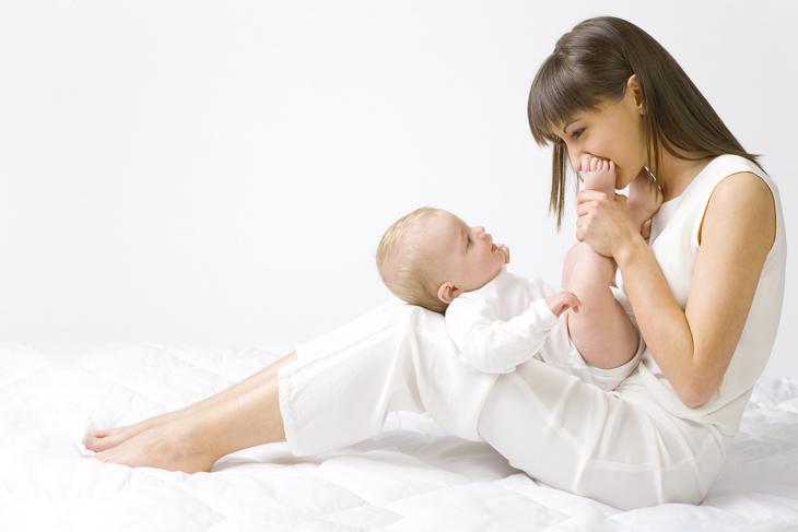 maman jouant avec bebe rires