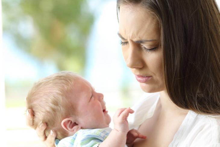 troubles digestifs : bebe pleurs avec maman inquiète