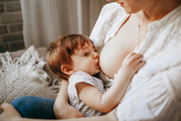 maman allaitant son bébé
