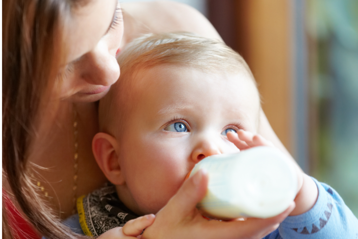 bébé prenant son biberon