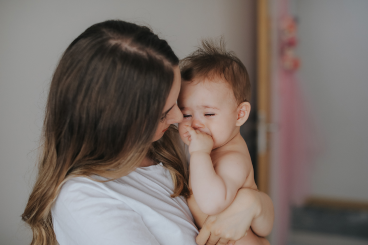 maman fait un calin à son bébé