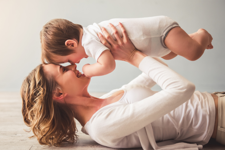 maman faisant un calin né avec son bébé