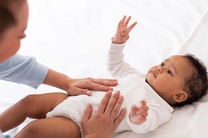 massage ventre bébé habillé