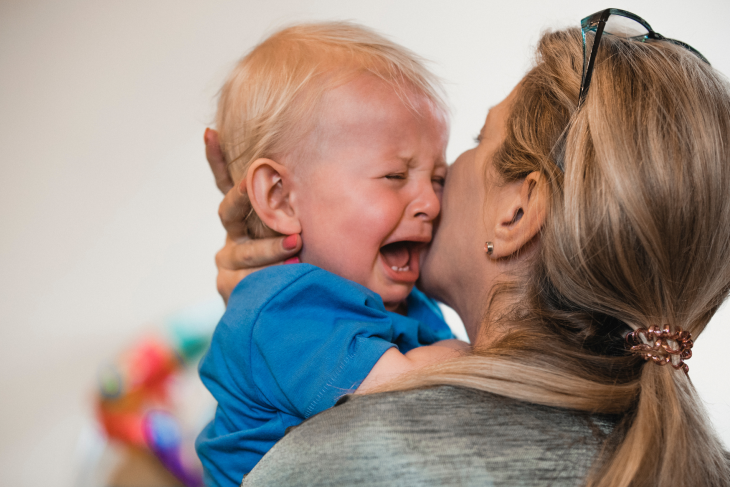 bébé pleurs calin