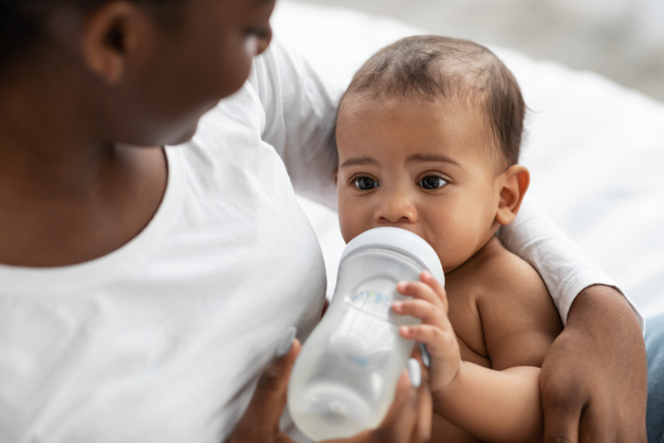 papa donne le biberon