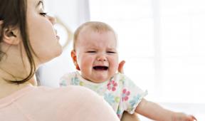 bebe avec maman pleurs