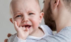 Bébé avec papa pleurs 