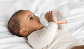 bébé boit son biberon