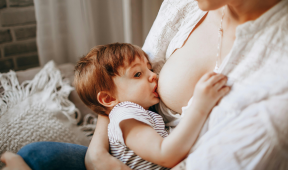 maman allaitant son bébé