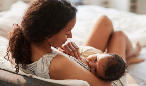 maman allaitant son bébé