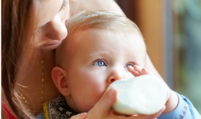 bébé prenant son biberon