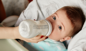 bébé nourri au biberon