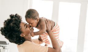 maman embrassant son bébé