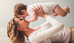 maman faisant un calin né avec son bébé