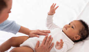 massage ventre bébé habillé