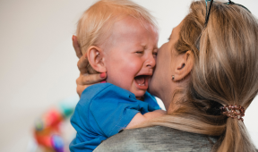 bébé pleurs calin