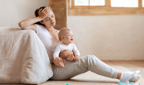 maman désespérée avec son bébé